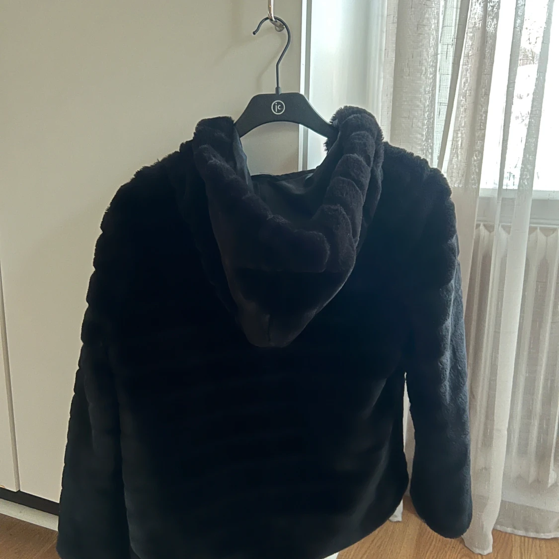 Svart pälsjacka med luva  - 2