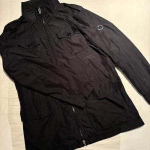 J.Lindeberg jacka - En skön jacka från J.Lindeberg Färg:Mörkblå(ser svart ut pga dåligt ljus) Storlek:M Skick:Använt men inga defekter. 