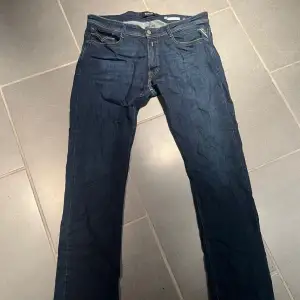 Replay jeans i storlek 34/32. Modellen heter rocco och skulle säga att dom är rätt slim. Inga tecken på använding. Nypris 1700. Skicka om ni vill ha fler bilder med jeansen på elr så🤝🏼