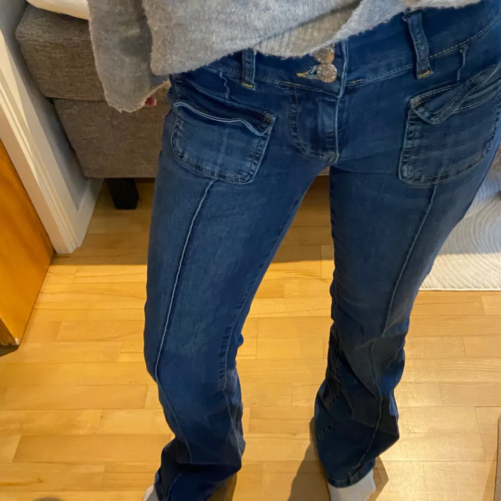 Jeans som är köpta ifrån Nelly jätte fina detaljer och lite slitna längst ner💗stl 34 väldigt sköna och fina . Dom kostar 699kr på hemsidan. Jeans & Byxor.