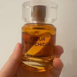 Fleur D'Orchidée parfym från Karl Lagerfeld - Säljer en elegant parfymflaska av Karl Lagerfeld, Fleur D'Orchidée. Perfekt för den som älskar blommiga dofter med en touch av lyx. Den doftar nästan exakt som narciso den oranga. Har använd den några gånger man ser på bilden den är nästan full. Köpte den för 400kr säljer den för 300kr. Priset kan diskuteras 🤍