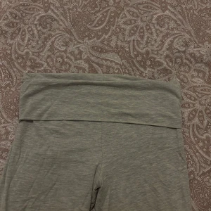 Grå mjukisbyxor från Gina Tricot - Säljer ett par superbekväma grå mjukisbyxor från Gina Tricot i storlek 158/164 . Materialet är mjukt och stretchigt, använt någon enstaka gång 