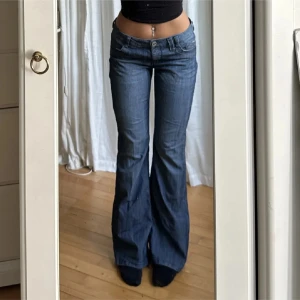 Bootcut jeans - Lågmidjade (vintage) jeans från Next, midja 84, innerben 78. Köptes här på plick men har ej kommit till användning💗💗