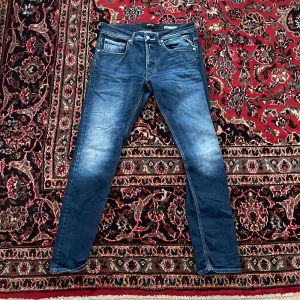 Replay Jeans - Säljer ett par stilrena Replay jeans Willbi. Passformen är i regular slim fit och är i storlek 31. Hör gärna av dig om du är intresserad! 🙏