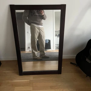 Beige kostymbyxor - Säljer ett par bekväma beige bomullsbyxor i storlek 34x32. Perfekta för en avslappnad stil, med normal passform och midwaist. 