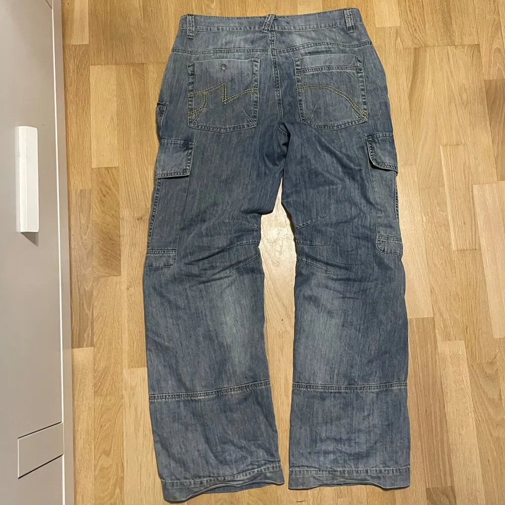 Jaded london jeans med fickor på benen och gula sömmar. Väldigt snygga och i bra skick. Skulle säga att jeansen har bagg/loose passform.. Jeans & Byxor.