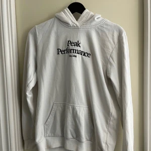 Peak Performance hoodie - Vit Peak Performance hoodie, rätt tunn, storlek 170 passar XS