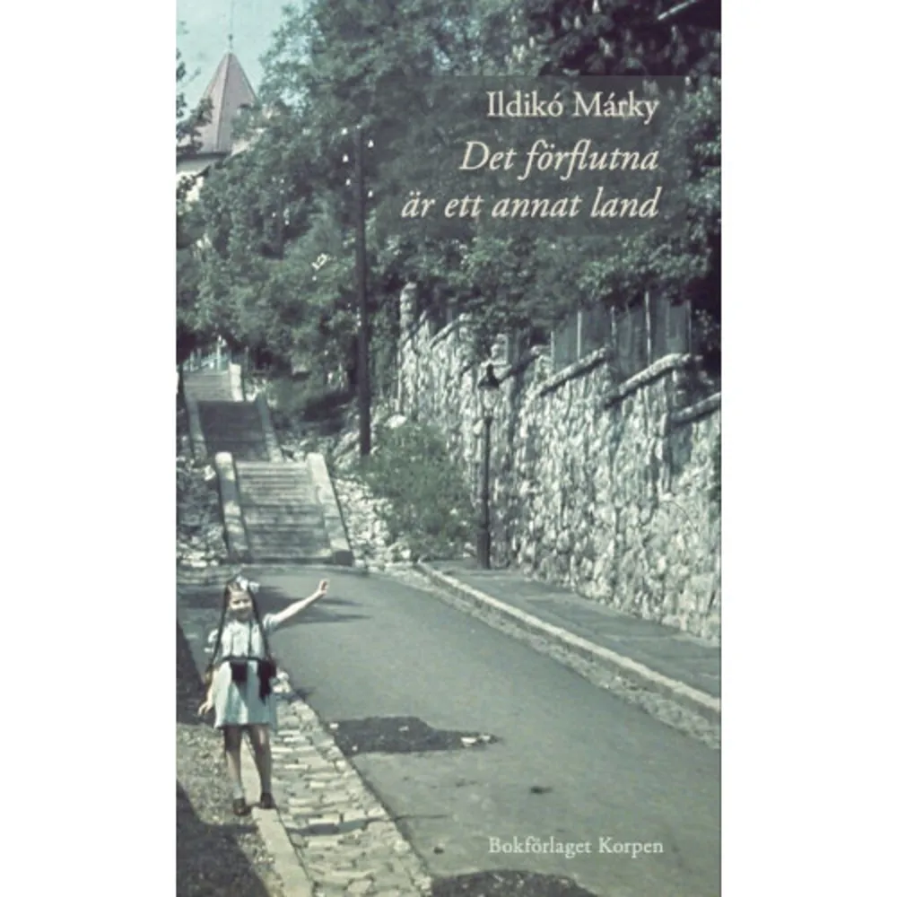 I Det förflutna är ett annat land berättar Ildikó Márky om en barndom och uppväxt i 1940-talets och 1950-talets Ungern i skarpa och pregnanta minnesbilder kanske bara möjliga för den som en gång för alla lämnat sitt land bakom sig. De dramatiska och gåtfulla familjehistorierna står för alltid ristade i minnet, varken rättade eller anpassade för en senare tids syften. Bild på bild fogas med poetisk precision till varandra och gestaltar ett barns och en tonårings uppväxt i en tid av politiskt förtryck. Det förflutna är ett annat land är en bok om en stark livsnärvaro mitt bland barndomens och ungdomens skuggor skuggor av Sovjetepoken, men också skuggor av en epok då landet tillhörde ett mäktigt Centraleuropa. En bok om outtröttlig kärlek under komplicerade familjeförhållanden, om en mors kamp, om en frånvarande far och om ett klarsynt barn. Det förflutna är ett annat land är en berättelse om överlevnad som trots den hårda tid den beskriver ändå flödar av ljus, ett minnesarbete som förvandlar det försvarslöst utsatta till betydande prosakonst. Ildikó Márky har tidigare utgivit sex romaner och översatt ungersk litteratur till svenska, bl.a. Endre Ady och Péter Esterházy. Hon var varit yrkesverksam som läkare och är professor emeritus i barnonkologi.    Format Inbunden   Omfång 229 sidor   Språk Svenska   Förlag Bokförlaget Korpen   Utgivningsdatum 2021-05-07   ISBN 9789188383952  . Böcker.