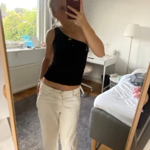 Svart oneshoulder topp - Säljer en stilren svart oneshoulder topp i mycket bra skick. Storlek S