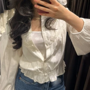 Blus från zara - Nu säljer jag min blush från Zara, bara använd 2 gånger. Helt perfekt skick säljer den för 200 men priset kan diskuteras ❤️