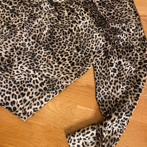 Leopardmönstrad blus från Zara - Säljer en supercool leopardmönstrad skjorta från Zara i storlek M. Skjortan har långa ärmar o glansigt mjukt material 🐆