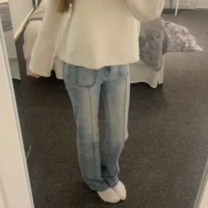 Ljusblå jeans med fickdetaljer - Säljer mina lågmidjade jeans från madlady då dom inte kommer till användning, köpte för 3 månader sen och dom är i väldigt bra skick🤍priset kan diskuteras🤍