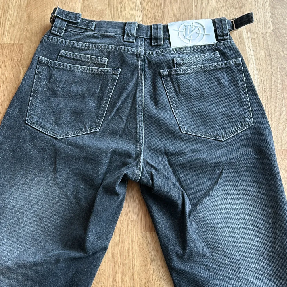 Säljer ett par snygga grå jeans från Vicinity i storlek M. De har en bredare passform och en cool logga på baksidan. Jeansen är i väldigt bra skick/inga defekter! Använd få gånger och säljer då jag har bytt stil.. Jeans & Byxor.