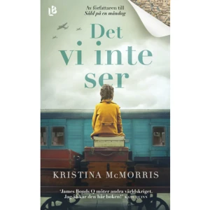 Det vi inte ser (pocket) - "James Bonds Q möter andra världskriget. Jag älskar den här boken!" Kate Quinn"Historien är spännande, kittlande osannolikt sannolik." Anna Thurfjell, BTJ"Ni som gillar Kate Quinns böcker kommer att älska den här! Krig, mod, förluster och kärlek." Monica Lindgren, SVT Go'kväll 1928, Michigan. Fenna växer upp i det fattiga gruvområdet Copper Country. När fadern dör placeras Fenna på barnhem, men hon flyr i sökandet efter sin barndomsvän Arie - den enda personen hon fortfarande kan lita på. 1942, Chicago. Officiellt arbetar Fenna som assistent till den inte helt medgörlige illusionisten Charlie. Egentligen är det hon som är hjärnan bakom deras framträdanden. Sedan Fenna var liten har hon varit besatt av utbrytarkungen Houdini och har noga studerat hans tricks. Det visar sig att hennes uppfinningsrikedom och problemlösningsförmåga är tillförlitliga egenskaper. En dag kontaktas Fenna av den brittiska underrättelsetjänsten, de behöver hennes hjälp med att konstruera rymningsutrustning åt de brittiska soldaterna. Motvilligt tackar hon ja, och flyttar till London för att arbeta för MI9. I storstaden stöter hon på Arie, men mötet blir inte det lyckliga återseendet som hon föreställt sig. Fenna kastas huvudstupa in i ett farligt spel - Aries syster och hennes familj måste räddas ut ur det tyskockuperade Nederländerna. Det vi inte ser är inspirerad av häpnadsväckande händelser under andra världskriget. Det är en fängslande berättelse om kärlek och förlust, om krigen vi utkämpar, på fälten och inom oss själva, och om att finna mod där vi inte trodde att det fanns. KRISTINA MCMORRIS har vunnit flera prestigefyllda utmärkelser och fått flera nomineringar för succéromanen Såld på en måndag. Den har legat på New York Times och USA Todays bästsäljarlistor och har sålt i nästan en miljon exemplar. "Storartad handling och andlöst tempo." The Book Reporter "En fängslande berättelse om intriger och illusioner, faror och historiska mysterier, och om en kvinnas kamp att fly sitt förflutna." Lisa Wingate     Format Pocket   Omfång 510 sidor   Språk Svenska   Förlag Louise Bäckelin Förlag   Utgivningsdatum 2024-02-09   Medverkande Emö Malmberg   Medverkande Heather VenHuizen   ISBN 9789177996576  