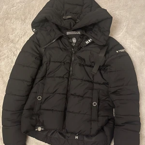 Svart dunjacka från Navahoo - Säljer en svart dunjacka från Navahoo i storlek S. Jackan har en luva med stora snören. Har använt den en vinter. Köpt för runt 1000. Mycket bra skick och redo för vintern! ❄️priset går att diskutera :)