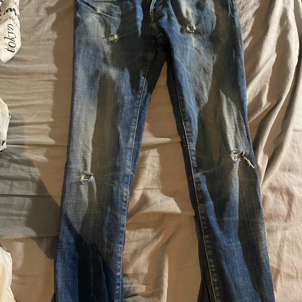 Säljer ett par riktigt feta dsquared2 jeans, skick 10/10 storlek 14Y (kolla storleksgudie på deras sida) kvitto finns, pris kan diskuteras vid snabb affär, hör av er vid frågor☑️. Jeans & Byxor.