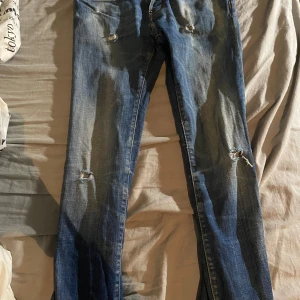 Dsquared2 jeans - Säljer ett par riktigt feta dsquared2 jeans, skick 10/10 storlek 14Y (kolla storleksgudie på deras sida) kvitto finns, pris kan diskuteras vid snabb affär, hör av er vid frågor☑️