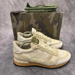 VALENTINO ROCKRUNNERS  - - Valentino Rockrunners - Skick: 9/10 - Tillbehör: Box, brev, dustbag - Storlek 42 - Nypris ca 7500kr // Deluxecloset