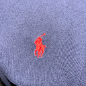 Svart t-shirt från Ralph Lauren - Säljer en snygg Svart t-shirt från Ralph Lauren i storlek M. Den är som nyskick alltså inga defekter. Skriv om frågor och pris går att diskutera vid snabb affär🔥