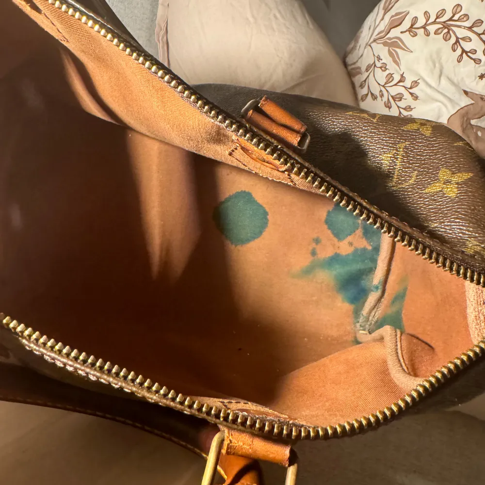 Säljer en klassisk brun handväska från Louis Vuitton med det ikoniska monogrammönstret. Väskan har två handtag i skinn och en dragkedja upptill. Insidan har några fläckar, men väskan är i bra skick överlag. Perfekt för både vardag och fest! Köptes på vesetire & där med äkthets kollades ( se sista bilden) priset går att diskutera. Väskor.