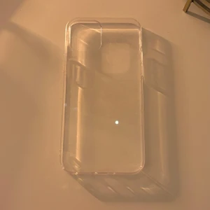 Genomskinligt mobilskal - Säljer ett genomskinligt mobilskal. Inte silikon utan hårt material. Till iphone 12💞