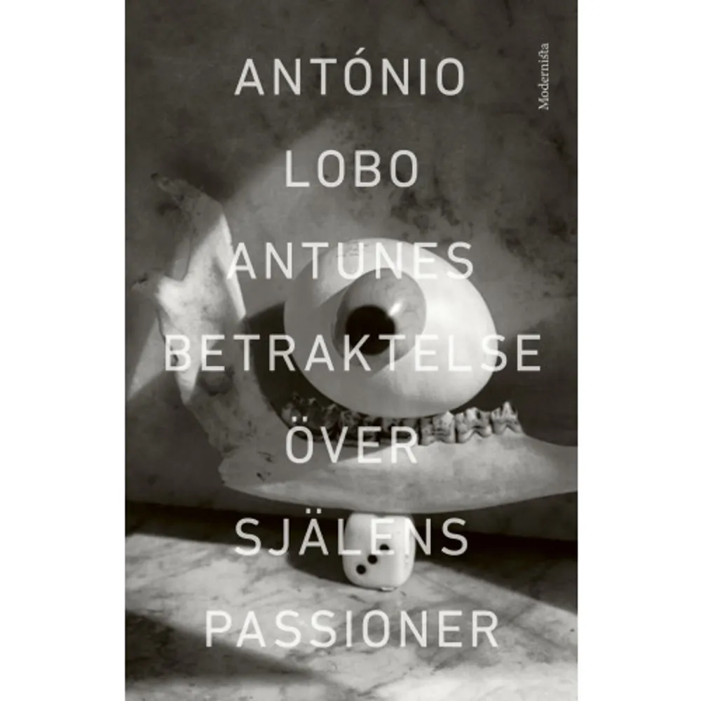 Första boken i den hyllade Benfica-trilogin»Antunes har ännu inte fått Nobelpriset. Men det är hög tid.« | Claes Wahlin, Aftonbladet»En av världens främsta prosaförfattare.« | Mats Gellerfelt, SvD»En författare som har full kontroll över varje aspekt av sin enorma talang.» | The ObserverDe växte upp tillsammans på en lantegendom i Lissabonstadsdelen Benfica; godsägarens sonson och gårdskarlens pojke. När de möts tjugofem år senare är rollerna ombytta. Tjänstefolkets son är domare och förhör sin barndomsvän, på goda grunder misstänkt för att ha tillhört en militant vänstergrupp som utfört terrorattentat. Under förhören väcks barndomsminnen hos båda. Domaren slits mellan sina lojaliteter. Ska han hjälpa vännen att fly från Portugal eller ska han locka honom i en fälla? Så småningom inser de att de båda bara är brickor i ett större spel.Betraktelse över själens passioner är den fristående första delen i António Lobo Antunes hyllade »Benfica-trilogi «. Lika mycket en suggestiv thriller om terrorism som en uppgörelse på prosa med både Portugals fascistiska förflutna och med falska romantiska föreställningar om revolutionen. I översättning av Marianne Eyre och med ett nyskrivet förord av Anders Cullhed, professor i litteraturvetenskap vid Stockholms universitet.ANTÓNIO LOBO ANTUNES [f. 1942] deltog som militärläkare i Portugals krig i Angola. Efter hemkomsten till Lissabon började han skriva romaner, som ofta är ett slags uppgörelser med Portugals koloniala och fascistiska förflutna. Med sin särpräglade stil, en sällsynt explosiv variant av »medvetandeström«, räknas Antunes till Europas mest betydande romanförfattare. »Benfica-trilogin« - Betraktelse över själens passioner, Tingens naturliga ordning och Carlos Gardels död - hör till hans mest omtalade böcker.»Lobo Antunes hör till de av världens nu levande författare som kommer att betyda allra mest i framtiden.« | Harold Bloom»Conrads och Faulkners arvtagare.« | George Steiner»En av världens skickligaste psykologiska karaktärstecknare, oavsett språkområde.« | The New Yorker    Format Inbunden   Omfång 412 sidor   Språk Svenska   Förlag Modernista   Utgivningsdatum 2017-03-07   Medverkande Marianne Eyre   Medverkande Lars Sundh   Medverkande Anders Cullhed   ISBN 9789176450321  . Böcker.