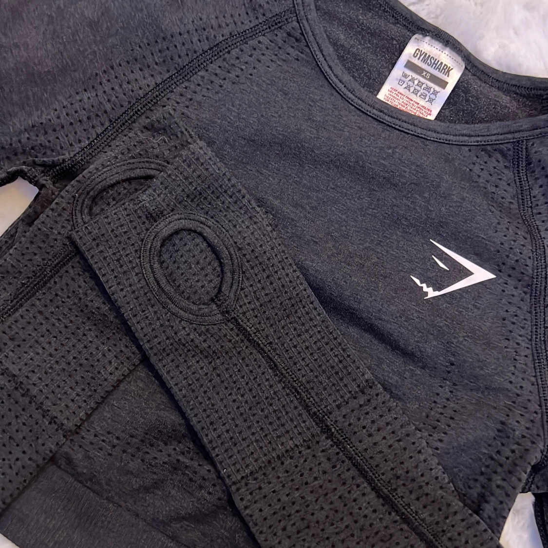 Svart croppad tröja från Gymshark - 90