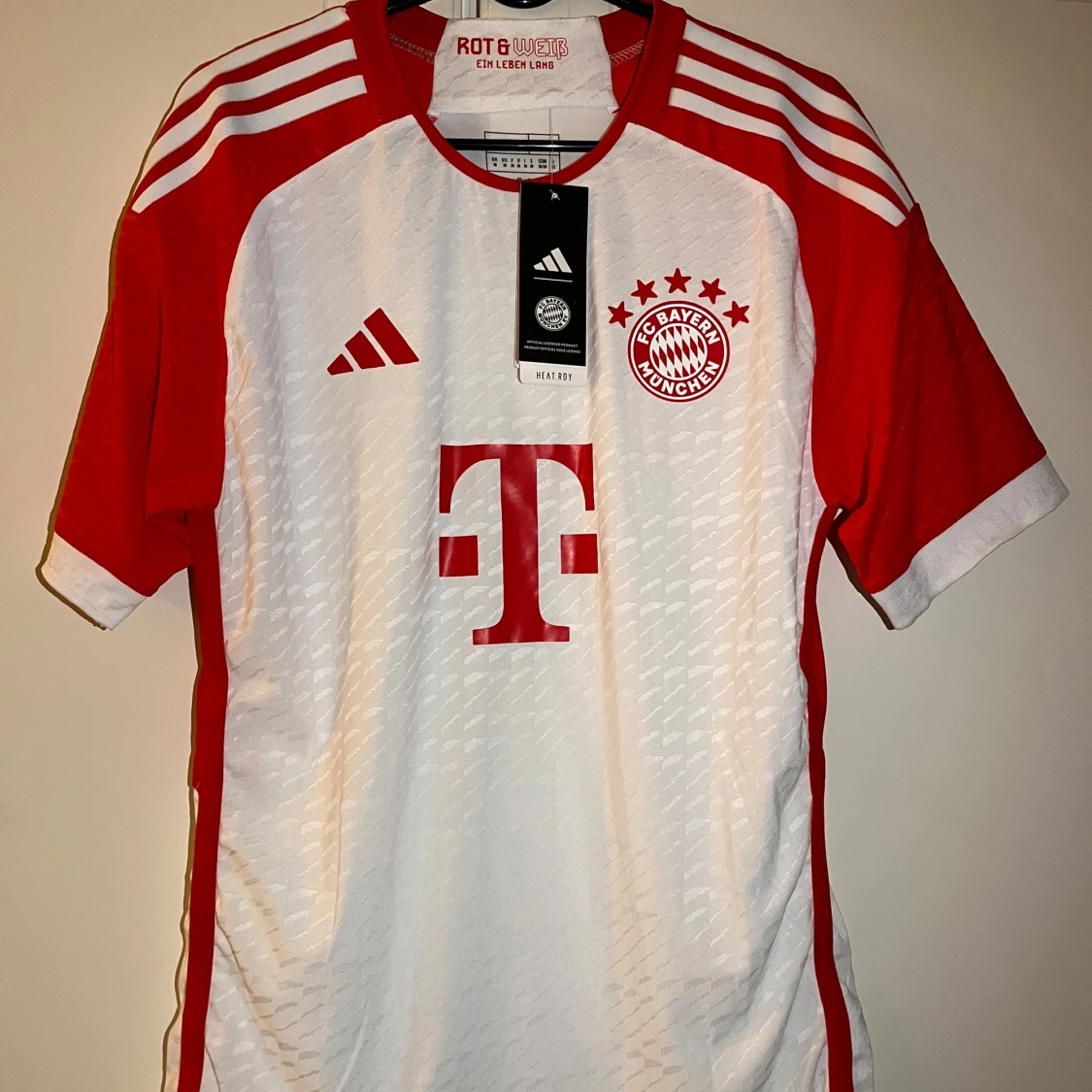 Vit och röd Bayern München fotbollströja