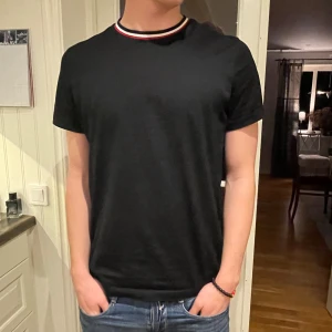 Moncler t-shirt - Över det moncler tisha i storlek XL (passar L). Jag är 185 som referens. Inte använd mycket köptes för cirka ett år sen och nästintill bara legat i garderoben. 