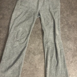 Gråa Juicy Couture byxor vadå ska jag vara till dig till 23? - Säljer ett par grå juicy couture i mycket bra skick. De har en normal passform och är perfekta för en avslappnad dag. Byxorna har praktiska fickor med snygga knapplås och är gjorda i mjukt bomullsmaterial. Perfekta för höst och vintermys!