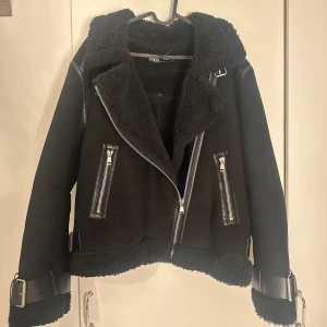 Svart jacka från Zara - Säljer denna fina & varma jacka - köpt från Zara! Säljer denna då den inte kommer till användning samt att den är lite för stor för mig. Jätteskön och bekväm. Även perfekt för vinter!😊 Hör av dig om du är intresserad. 