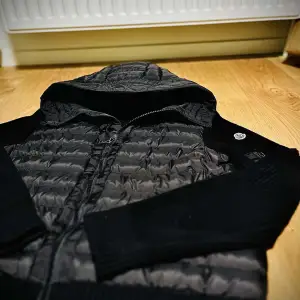 Säljer min Moncler cardigan då ja inte använder den längre. Nfc scan fungerar👌Den är ett halvtår gammalt, skriv om ni har frågor eller funderingar✅ snabbpris kan diskuteras😊