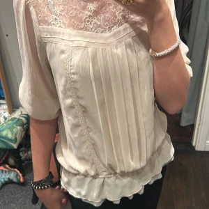 Jättefin blus från H&M💕🫵 - Super fin, använt fåtal gånger och säljer den för att den inte kommer till användning 🤷‍♀️💘