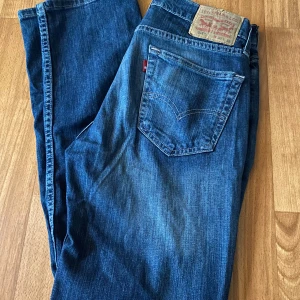 Blå jeans från Levi's - Säljer ett par klassiska blå Levi's jeans i mycket bra skick. De har en straight passform och är tillverkade i slitstarkt denim. Perfekta för både vardag och fest! 🕺 514 jeans. W30 L32. Knappt använda. Nya går för 1200kr mitt pris 550kr