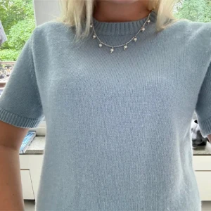 Soft goat tröja - Säljer denna så fina soft goat tröjan som ej går att köpa längre. Köpt här på plick men var tyvärr för stor🩵🥰Så bra skick! Kanske en aningen stor i storleken💞(Lånade bilder)