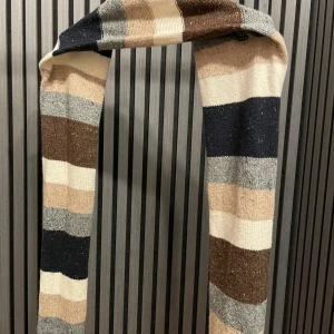 Randig halsduk från H&M - Säljer en snygg randig halsduk från H&M i olika jordnära färger som beige, brun, grå och svart. Perfekt för att hålla sig varm under vintern. Halsduken är mjuk och skön, gjord av 85% akryl och 15% ull. Ett stilrent och tidlöst plagg för alla tillfällen!