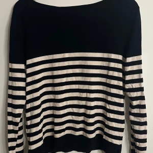 Randig tröja från Zara - Superfin svart/blå finstickad tröja med beiga ränder. Använd fåtal gånger så den är i princip i nyskick💓 Tveka inte att höra av er om ni har några frågor!!