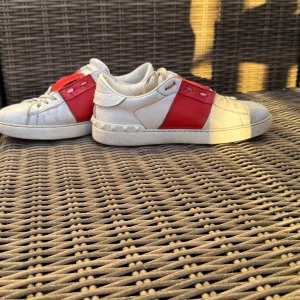 Valentino Open - Vi säljer nu dessa valentino skor som är i hyfsat bra skick men säljs för ett bra pris! Hör av via funderingar eller fler bilder.