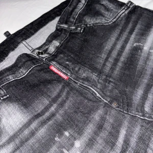 Svarta jeans från Dsquared2 - Säljer ett par coola svarta jeans från Dsquared2 i storlek 50.