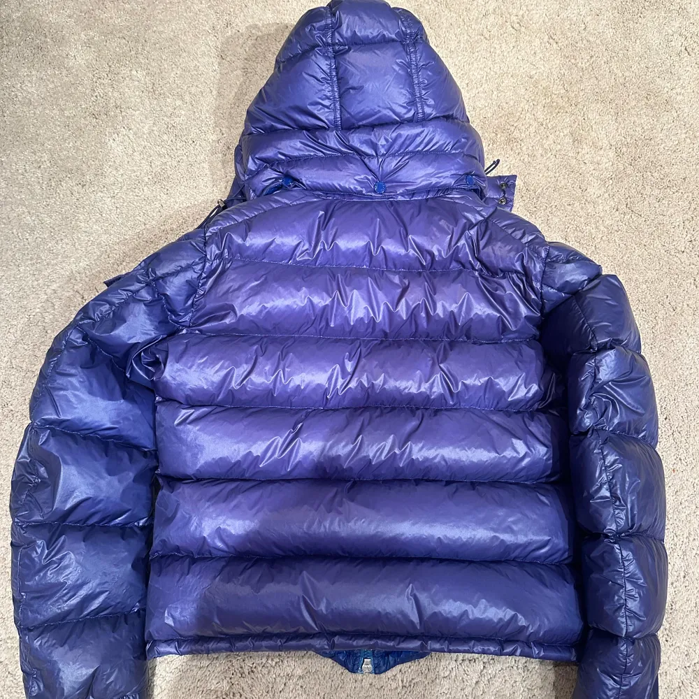 Moncler ”Zin” som en maya fast med en extra inner jacka. storlek 3 Motsvarar M/L färg super eftertraktad ljusblå. Pris 7899kr.. Jackor.