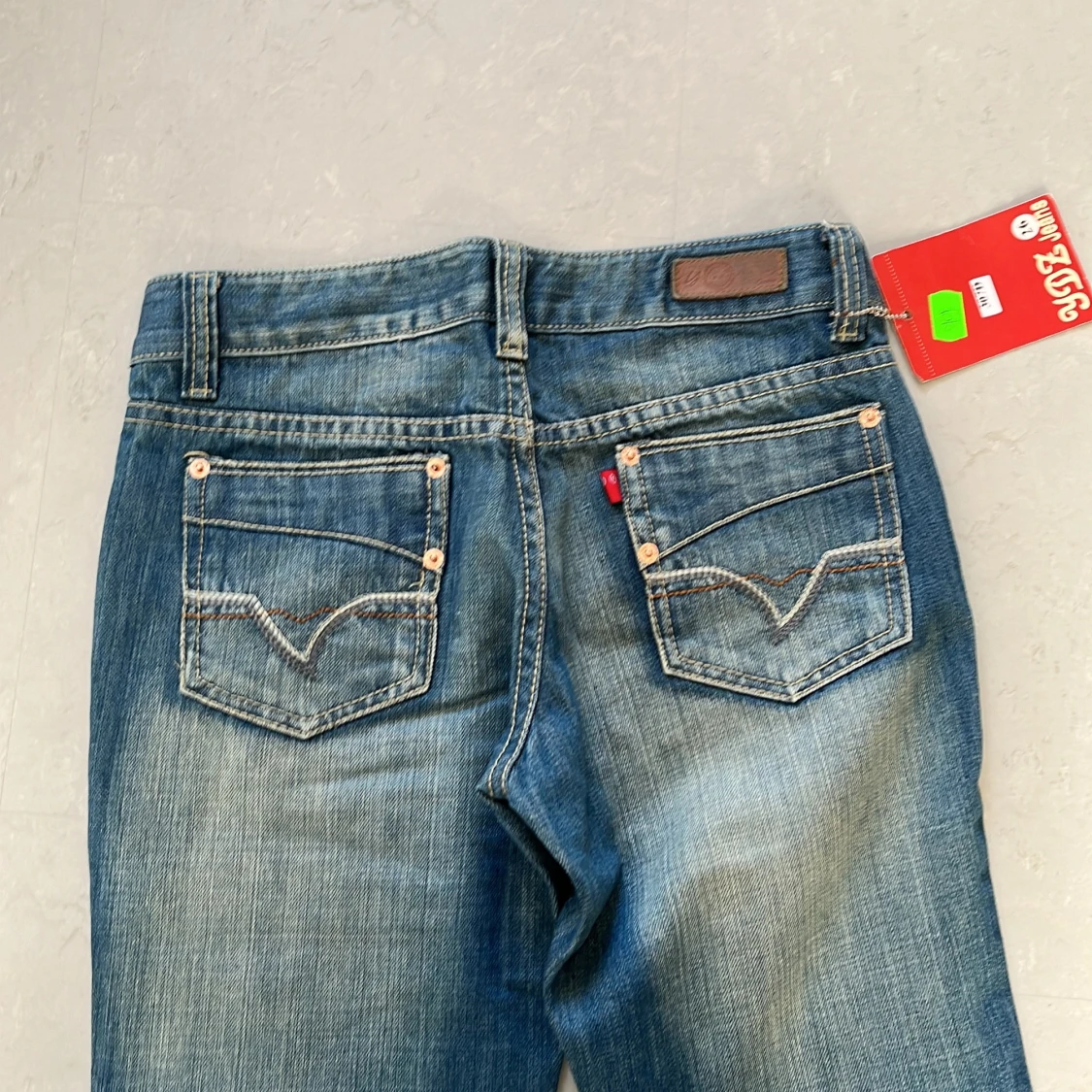 Lowaost boutcut jeans från Levis - 91
