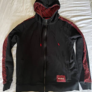 Hugo boss zip - Hugo boss zip hoodie i väldigt bra skick inga defekter! Bara att höra av sig vid frågor osv