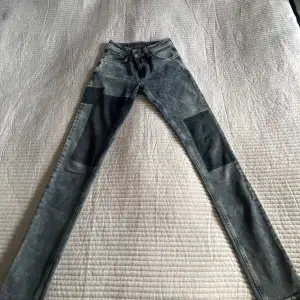 Helt oanvända Nudiejeans i stl 26. L 32. Olika blå nyanser. Slim fit modell.