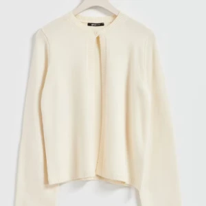 Beige stickat kofta - Använt den en gång, vill köpa i en annan färg så därför säljer jag den. Kom privat för fler bilder 