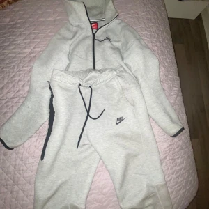 Grå hoodie från Nike - Säljer en grå hoodie från Nike i mycket bra skick. Den har en dragkedja framtill och är perfekt för både träning och vardag. Materialet är mjukt och bekvämt, vilket gör den idealisk för höst och vår. Passar perfekt för en sportig look! 🩶köpt från jd. 
