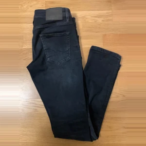 Jack & Jones jeans  - Jack & Jones Jeans | Sjukt snygg färg som passar till nästan allt | Modell “Slim Glenn” | Storlek W29 L32 | Skick: använt 2-3 gånger innan dom blev för små | Nypris: 899kr mitt pris 250kr!✅ Kontakta vid mer frågor 👕