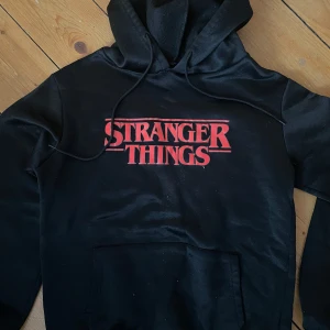 Stranger things hoodie  - Använd få gånger 