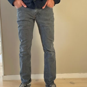 Gråa Levis 511 - Säljer dessa fräscha jeans ifrån Levi’s i modell ”511 slim”. Jeansen har tagits väl hand om och är i väldigt bra skick. En snygg grå tvätt nu till hösten. Nypris ligger på runt 1100kr.