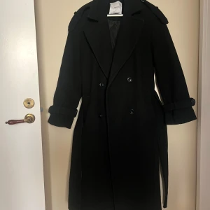 Lång traditionell kappa - Bershka - Lång svart kappa från Bershka i storlek xs, sitter som en S! Jättefin kappa med fina detaljer och i fint skick.  +frakt