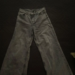 Grå jeansbyxor från H&M - Säljer ett par grå jeansbyxor från H&M i storlek 38. Byxorna har en loose passform och är perfekta för en avslappnad stil. De är i mycket bra skick och passar bra till både vardag och fest. Perfekta för höst och vår!